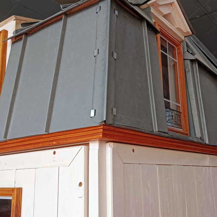 Focus sur la toiture en zing d'une cabane