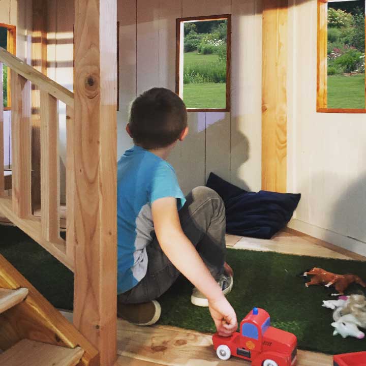 Interieur de cabane, enfant et jouets