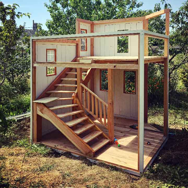 Vue de cabane ouverte, escalier et étage