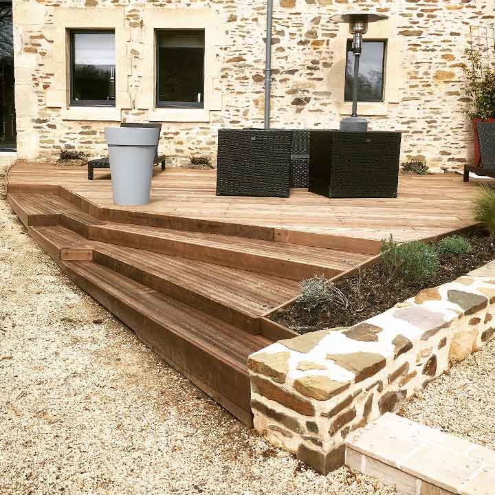 Terrasse en bois, maison en pierre