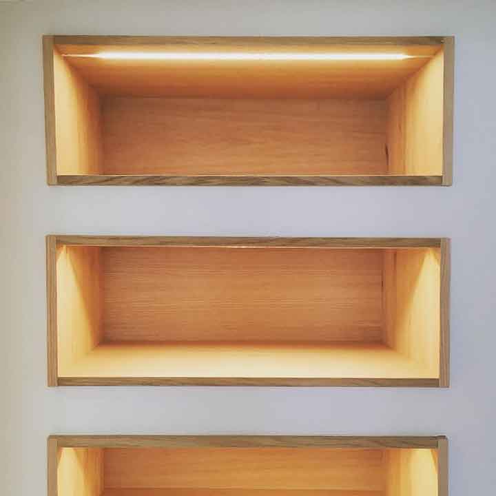 Etagère lumineuse incrustée dans un mur
