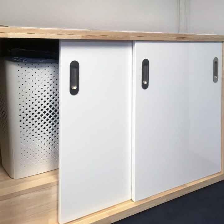 Meuble blanc à portes coulissantes